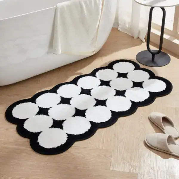 Badrumsmatta med stenmönster i svart och vitt, modern design för badrum.