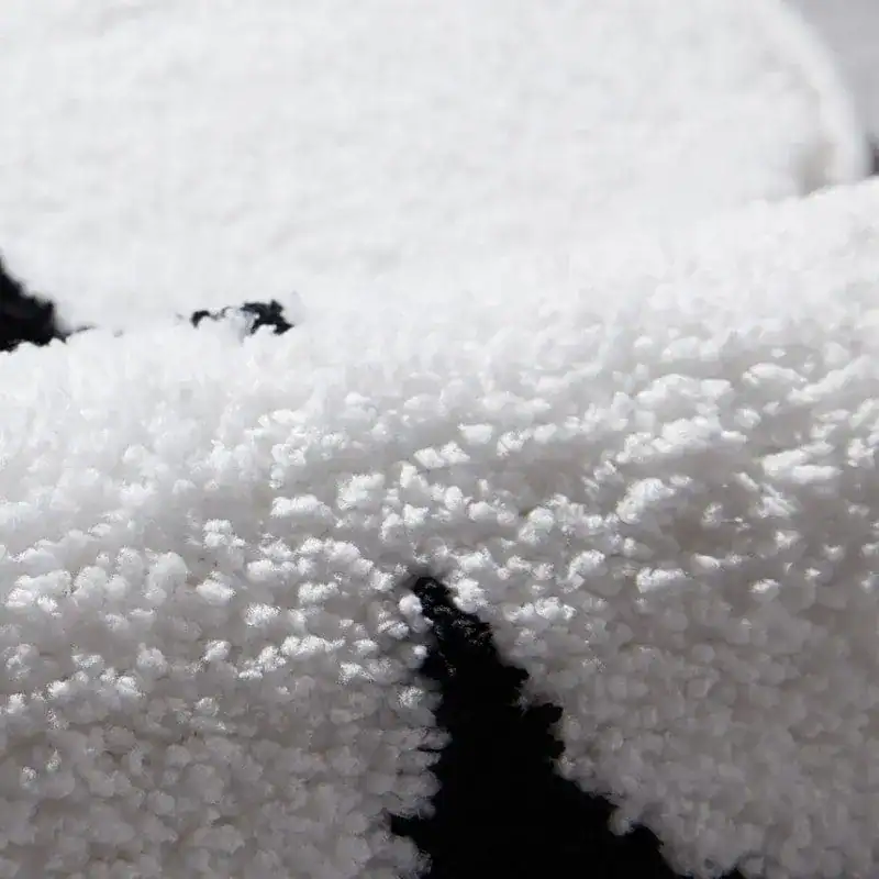 Badrumsmatta Stenmönster Vit – mjuk, vit badrumsmatta med svarta stenmönster och fluffig textur.
