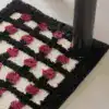 Badrumsmatta svart röd rutig, mjuk och färgstarkt mönster för badrummet.