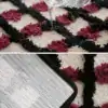 Badrumsmatta svart röd rutig med vattentät yta och textilbotten.