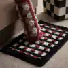 Badrumsmatta svart röd rutig med fluffig textur och stilfullt mönster för badrummet.