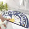Badrumsmatta Sweet Home med blommig design, blå färg, mjuk textil och halvcirkelformad mat.