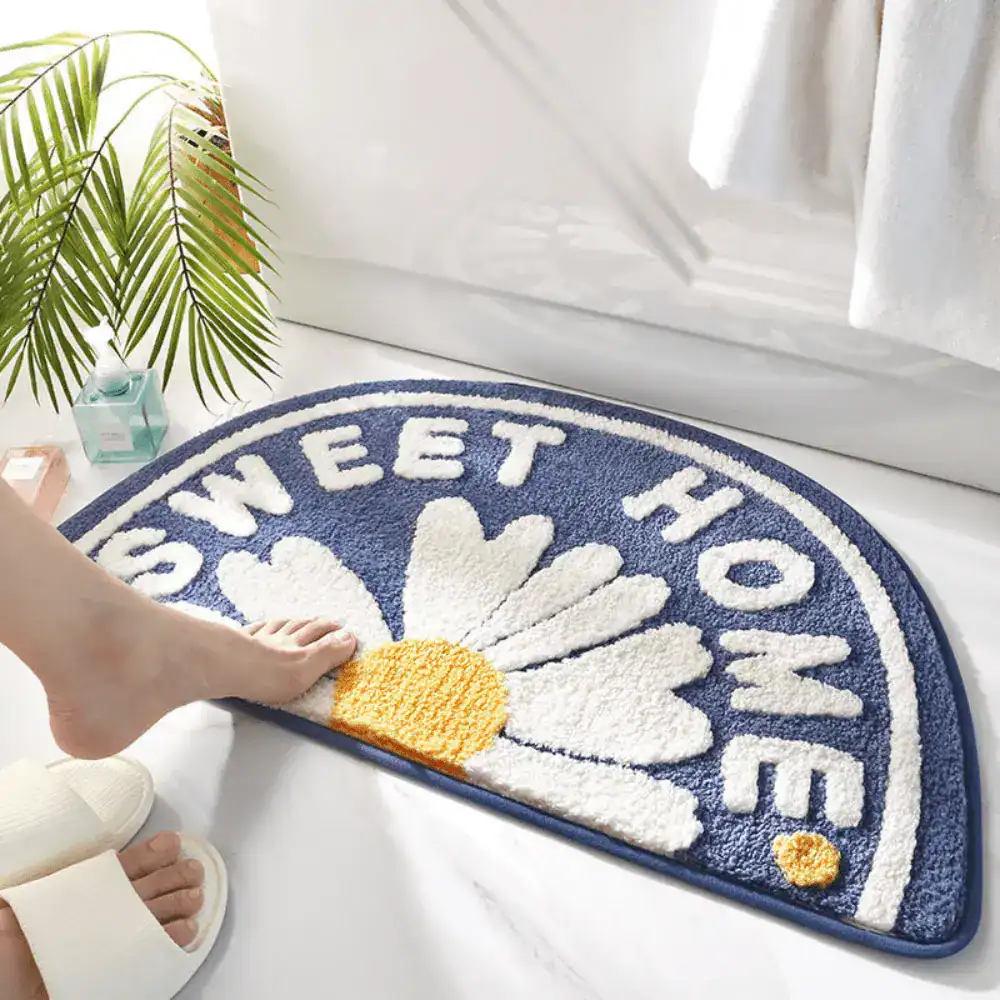 Badrumsmatta Sweet Home med blommig design, blå färg, mjuk textil och halvcirkelformad mat.