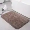 Badrumsmatta i taupe, mjuk och fluffig, idealisk för badrummet med badkar och grå kakel.