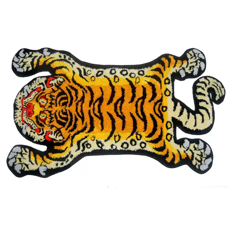 Tigerformad badrumsmatta i orange och svart, stilren och lekfull design för badrummet.