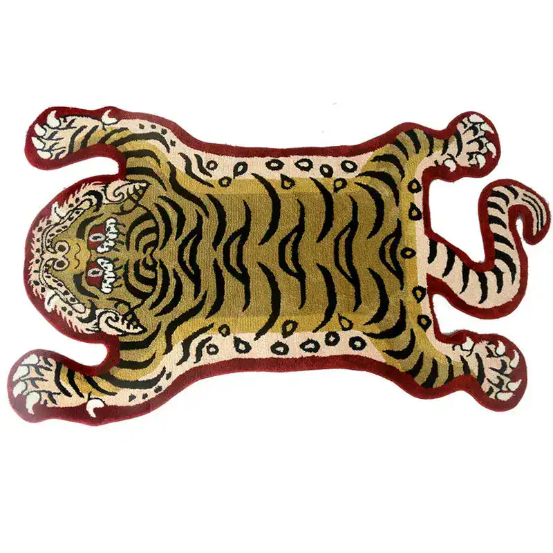 Tigerformad badrumsmatta i gul och svart med röd kant.