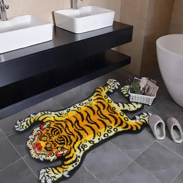 Tigerformad badrumsmatta i orange och svart, placerad på badrumsgolv med två handfat och badkar i bakgrunden.