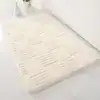 Badrumsmatta med våffelmönster i vit färg, mjuk och texturerad för badrummet.