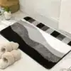 Badrumsmatta med vågmönster i grått, svart och vit, mjuk textil, badrumsmatta för badkar.
