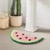 Badrumsmatta i vattenmelonform med rosa och grön färg, plats vid toalettstol.