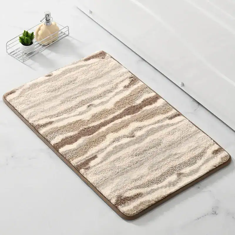 Badrumsmatta med vattenmönster i beige och brunt, mjuk och vattentät för badrummet.