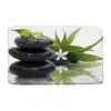 Badrumsmatta Zen Stenar med svarta stenar, gröna blad och vattenreflektion.