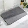 Beige badrumsmatta i fluffig textil, idealisk för badrummet med mjuk och vattentät yta.