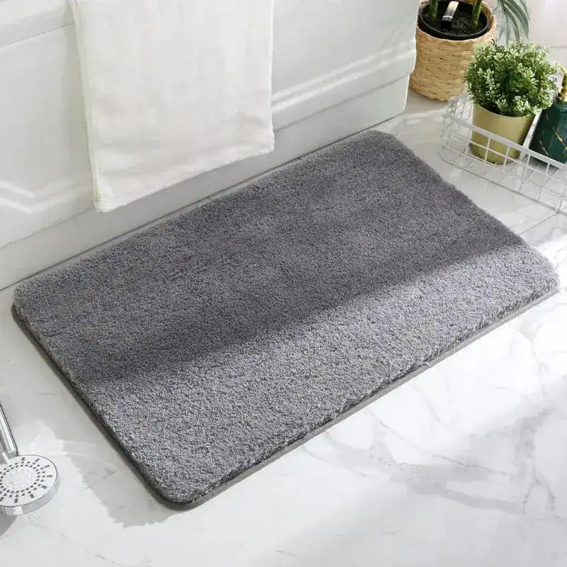 Beige badrumsmatta i fluffig textil, idealisk för badrummet med mjuk och vattentät yta.