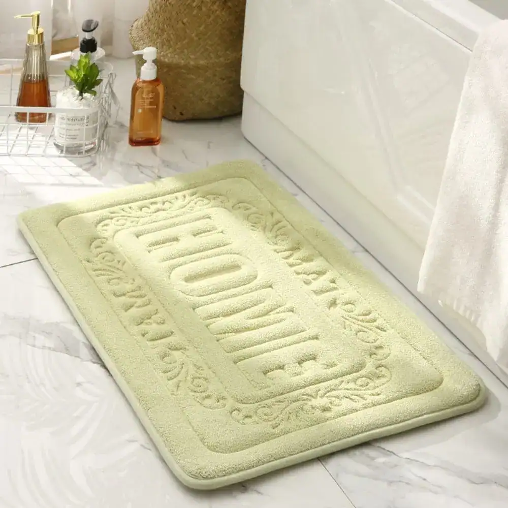 Beige badrumsmatta med präglat mönster, idealisk för badrummet med stil och komfort.