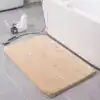 Blå badrumsmatta i mjuk fluffig textil, idealisk för badrummet med badkar och grå kakel.