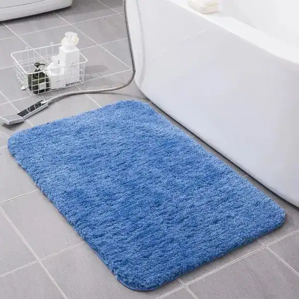 Blå badrumsmatta med mjuk fluffig textur, idealisk för badrummet.