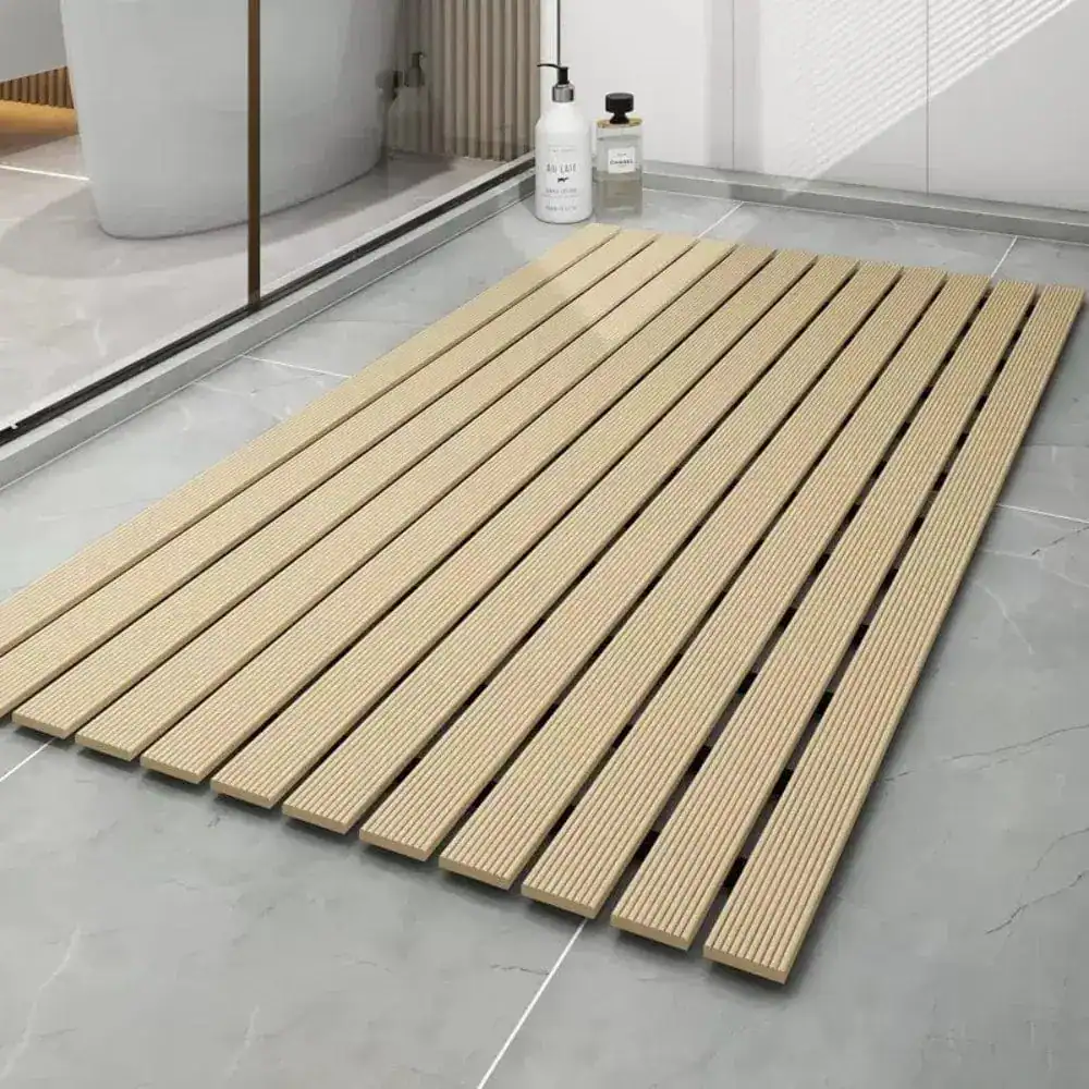 Duschmatta Golvrist i naturfärgad träliknande material, idealisk för badrum med modern design och god vattentäthet.