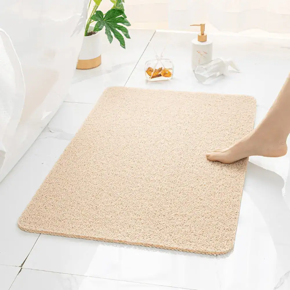 Grå duschmatta Loofah med mjuk textur, idealisk för badrummet.