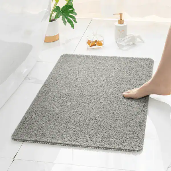 Grå duschmatta Loofah med mjuk textur, idealisk för badrummet och med vattentät yta.