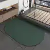 Oval duschmatta i grått, idealisk för badrum med modern design och praktiskt material.