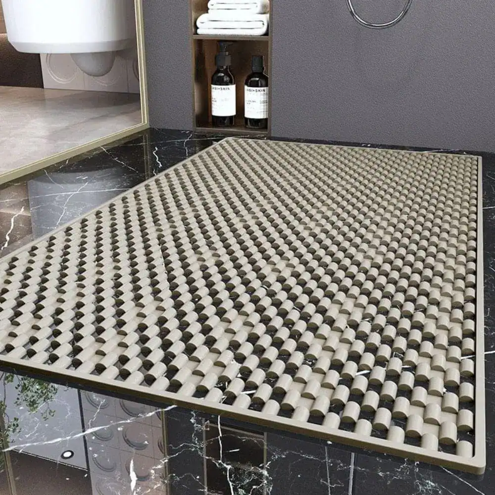 Stor duschmatta i beige med texturerad yta, lämplig för badrum med marmorgolv.