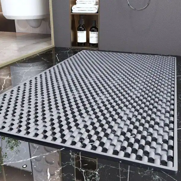 Stor duschmatta med svart och grått mönster, idealisk för badrum med modern design.