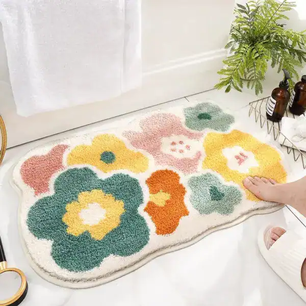 Färgglad badrumsmatta med blommor i pastelltoner, mjuk och vacker för badrummet.