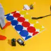 Färgglad badrumsmatta med blå, röd och gul cirklar mönster på vit bakgrund.