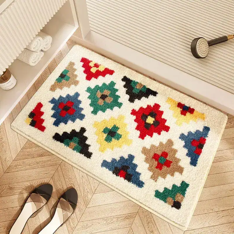 Färgglad Kelim badrumsmatta med geometriska mönster i röd, grön, blå och gul på vit bakgrund.