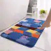 Färgglad badrumsmatta med mosaikmönster i blå, orange och rosa färger.