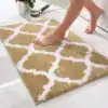 Fluffig badrumsmatta i grått och vit geometriskt mönster, mjuk och kuschlig under fötterna.