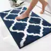 Fluffig badrumsmatta i mörkblått med vit geometrisk mönster, mjuk och mjuk under foten.
