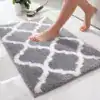 Fluffig badrumsmatta i grått med vit geometrisk mönster, mjuk och mjuk under foten.