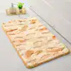 Fluffig badrumsmatta i mossgrön med kamouflage mönster och mjuk textur.
