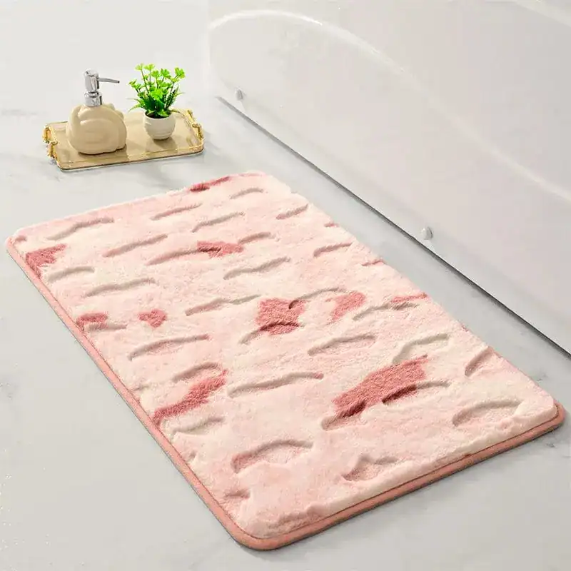 Fluffig badrumsmatta i mossgrön och rosa, mjuk och mjuk med texturerad yta.