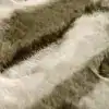 Fluffig badrumsmatta i mossgrön och vit, mjuk och varm med plussig textur.