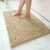 Fluffig badrumsmatta i beige, mjuk och kuddig, idealisk för badrummet.