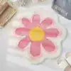 Gul badrumsmatta i blommaform med rosa och vit färg, mjuk och rundad kant.