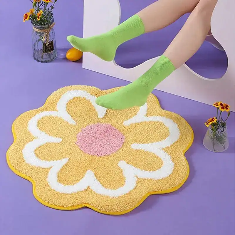Gul badrumsmatta i blommaform med vit och rosa detaljer, perfekt för badrummet.