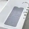 Grå halkmatta för badkar med prickig textur för säkerhet och grip.