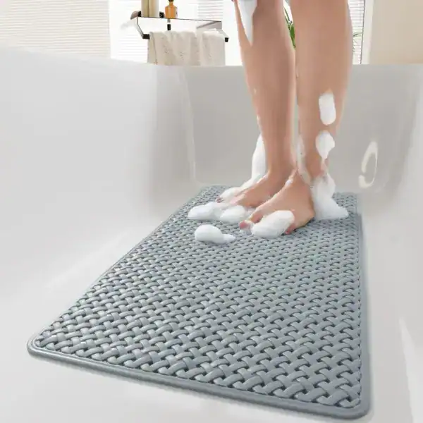 Liten halkmatta för dusch i grått, vävad textur, för badrum med skum.