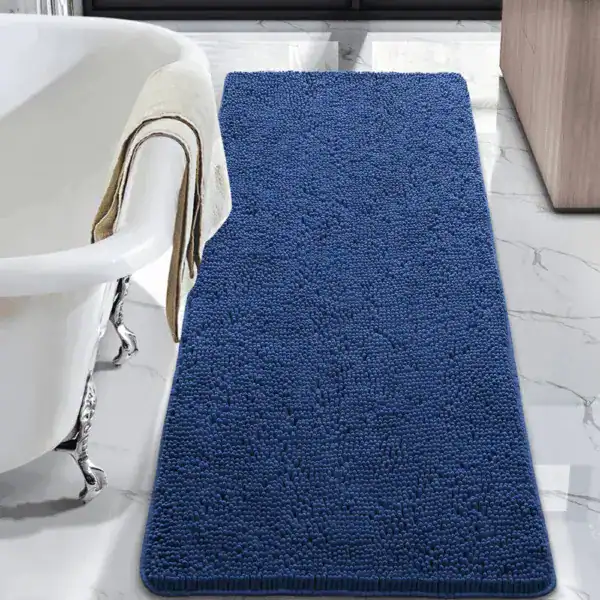 Lång badrumsmatta marinblå med texturerad yta, placerad vid badkar i badrum.