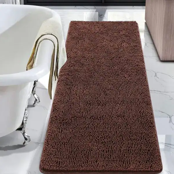 Lång badrumsmatta mörkbrun med chenille-textur vid badkar.