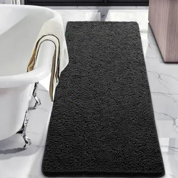 Svart badrumsmatta 120 cm med texturerad yta, placerad vid badkar i modern badrumsmiljö.
