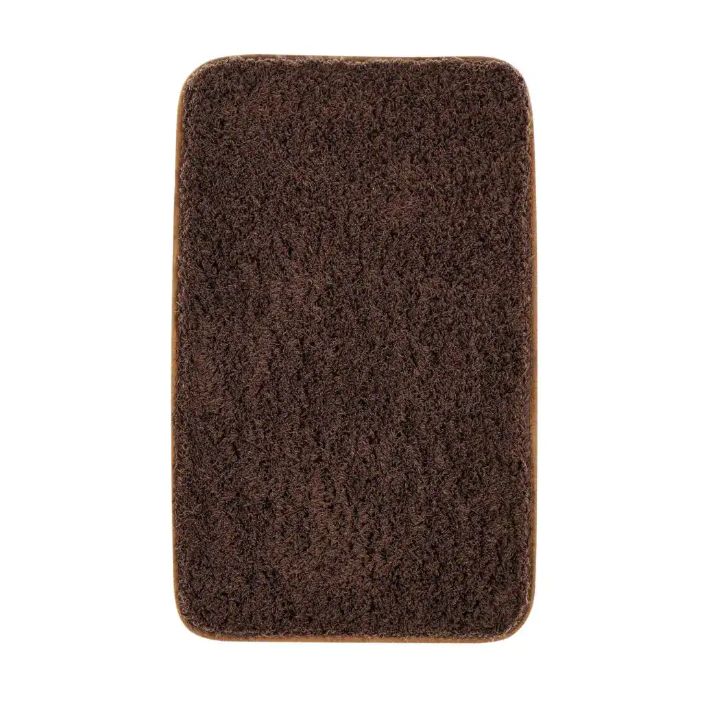 Liten badrumsmatta i mörkbrun färg med mjuk, fluffig textur och rundade kanter.