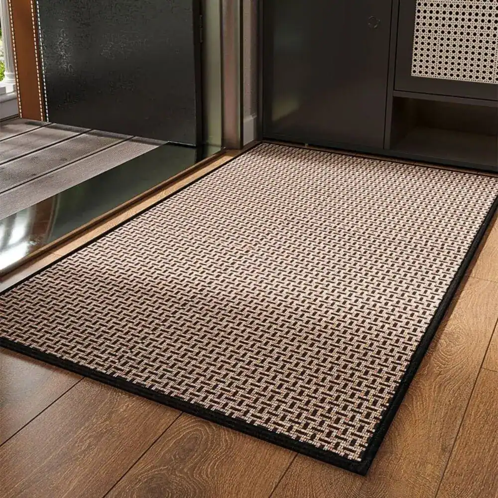 Lyxig badrumsmatta stor med geometrisk mönster i beige och svart, lämplig för modern inredning.