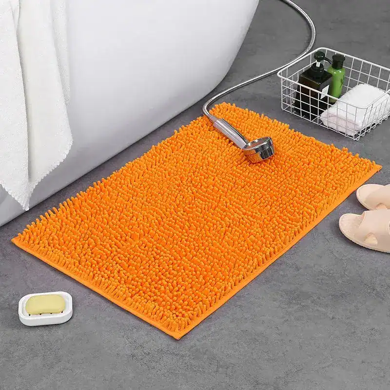 Orange badrumsmatta med mjuk fluffig textur, idealisk för badrummet.
