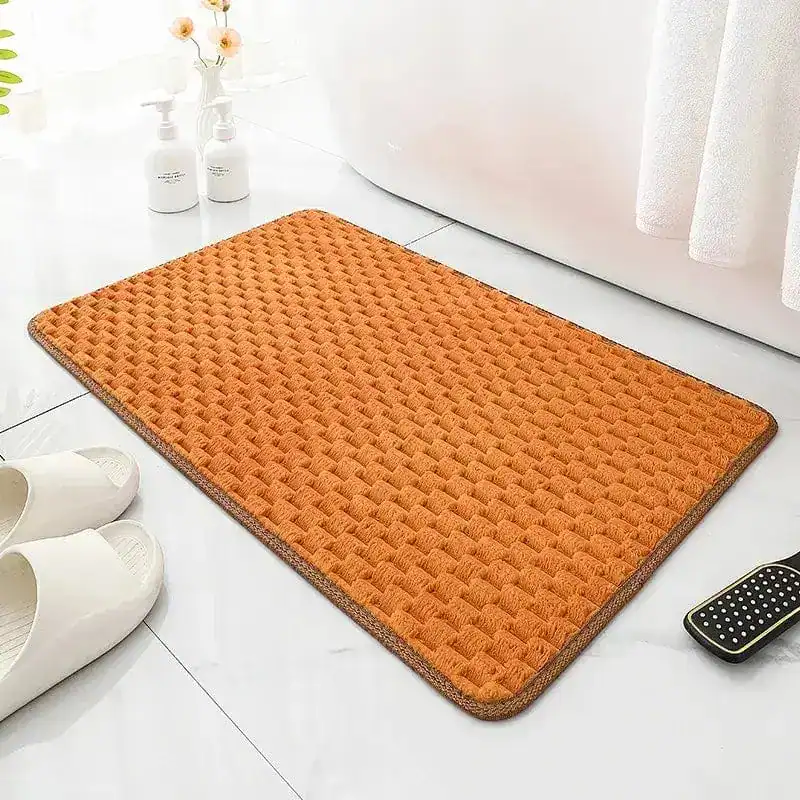 Röd badrumsmatta med mörk kant, texturerad yta, badrumsmatta för badkar.