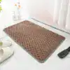 Röd badrumsmatta med mörk kant, texturerad yta, badrumsmatta för badkar.